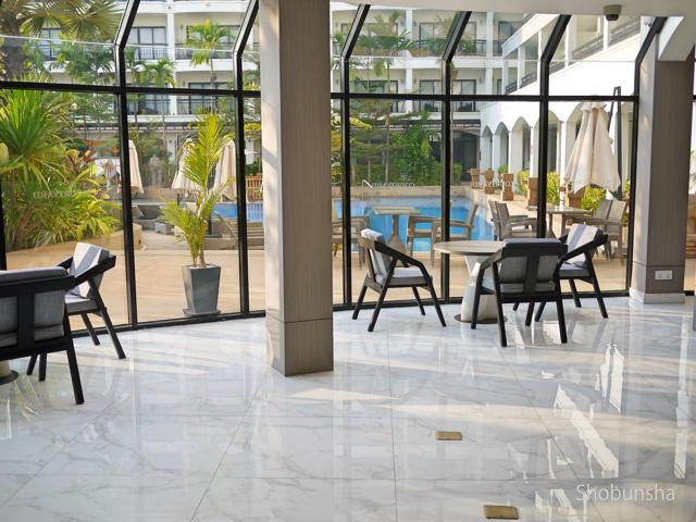 01 外観(入口) BAR5