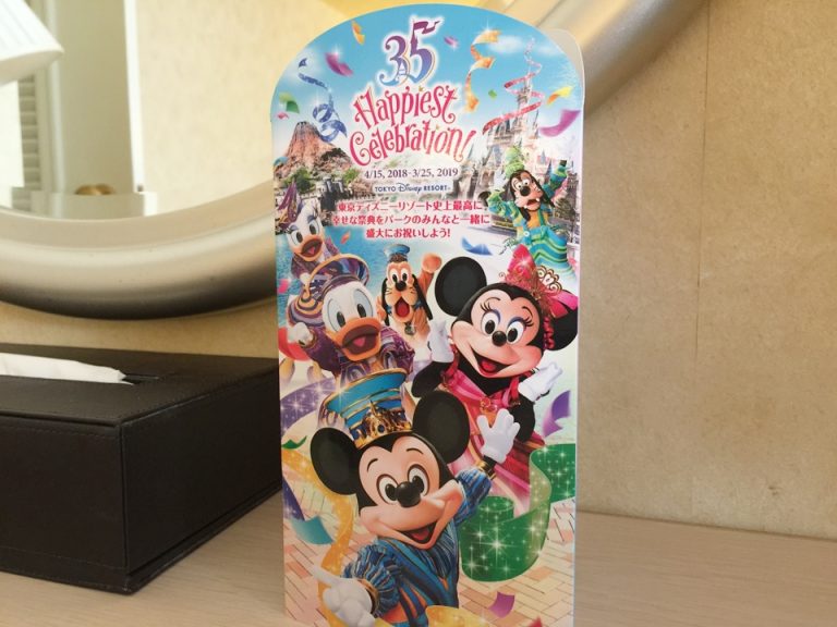 デスク上のディズニーポスター