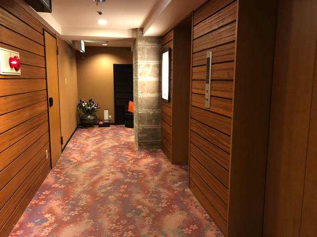 エレベーターホールフロント階