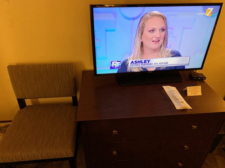 ベッド方向からテレビ