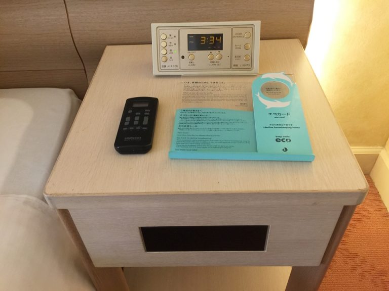 ベッドサイドボード右