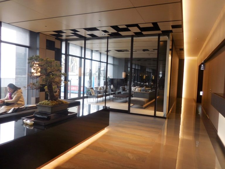 ロビー 1番奥にはガラスで仕切れるような個室になっていました