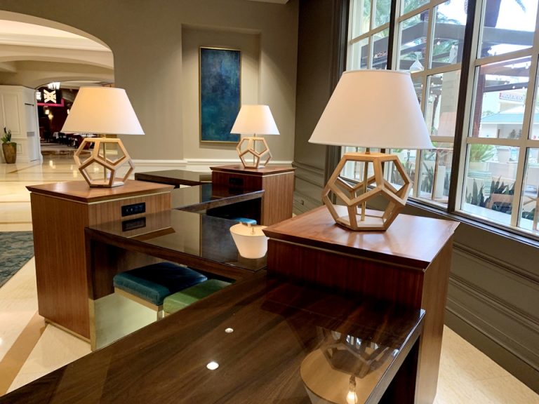 ビジネスセンター(カフェ横にあるテーブルに自分のPCを置いて使うタイプでした)