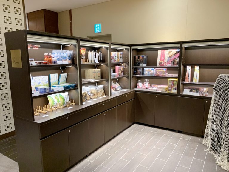 お土産売り場フロント横