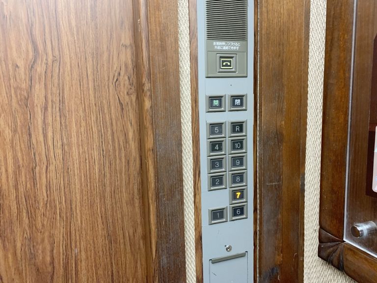 エレベーター内 (1)