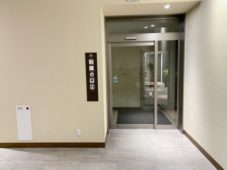 フロントからエントランスへ通路