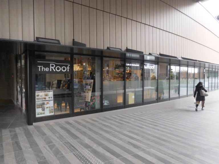 周辺のお店 夜はここでお酒も楽しめるそうです