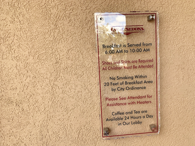 朝食会場入口案内