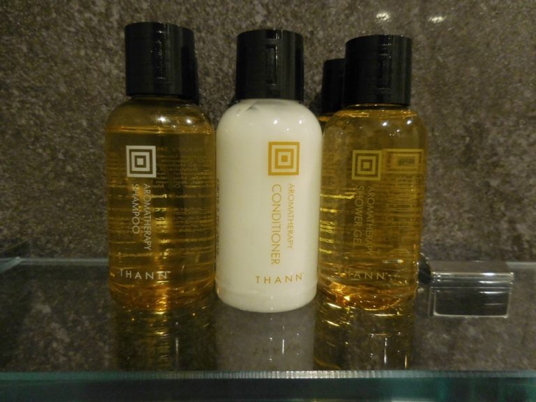 アメニティ 左からシャンプー・コンディショナー・ボディソープ