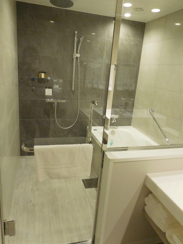 バスルーム ガラスのドアで仕切られています