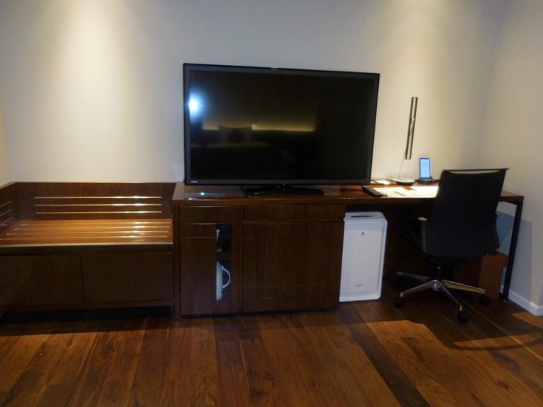 ベッド方向からTV