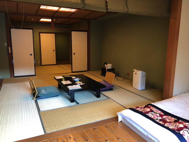 客室全体(入口方向)