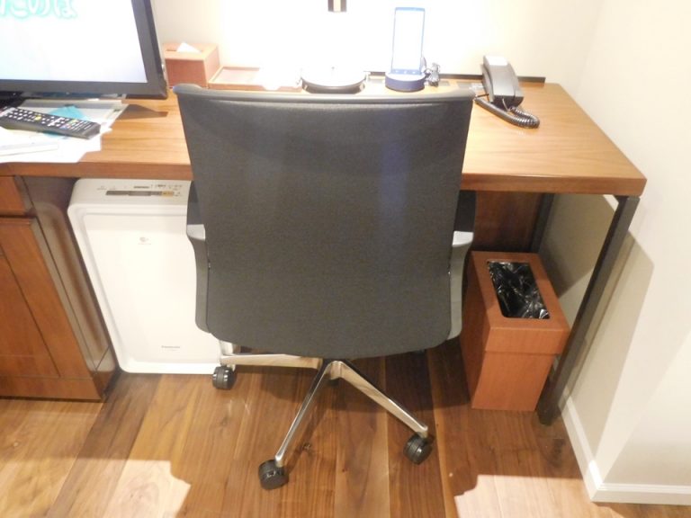 デスク 右下には加湿器がありました