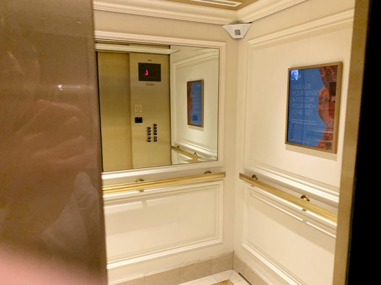 エレベーター内観