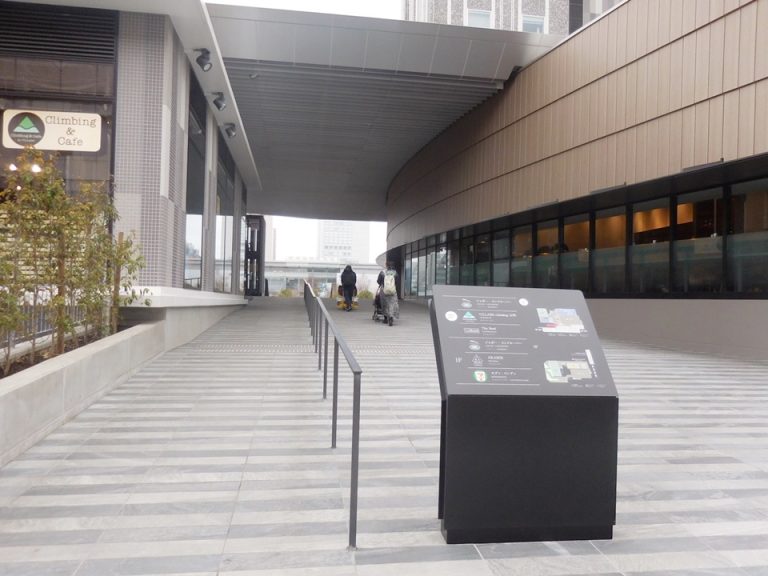 エントランス外観 広くてなだらかなスロープ