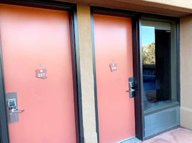 客室入口外観ドア