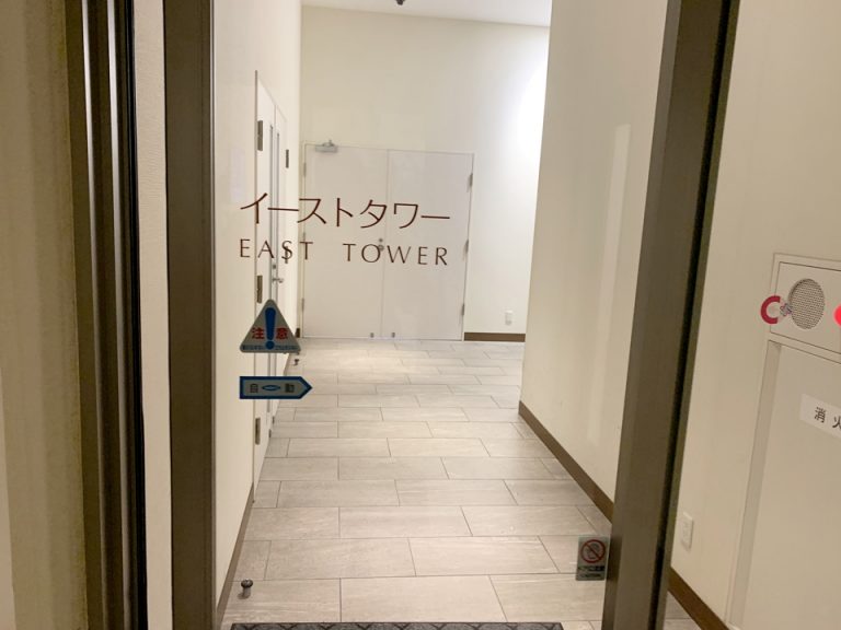 フロントから客室エレベータへ