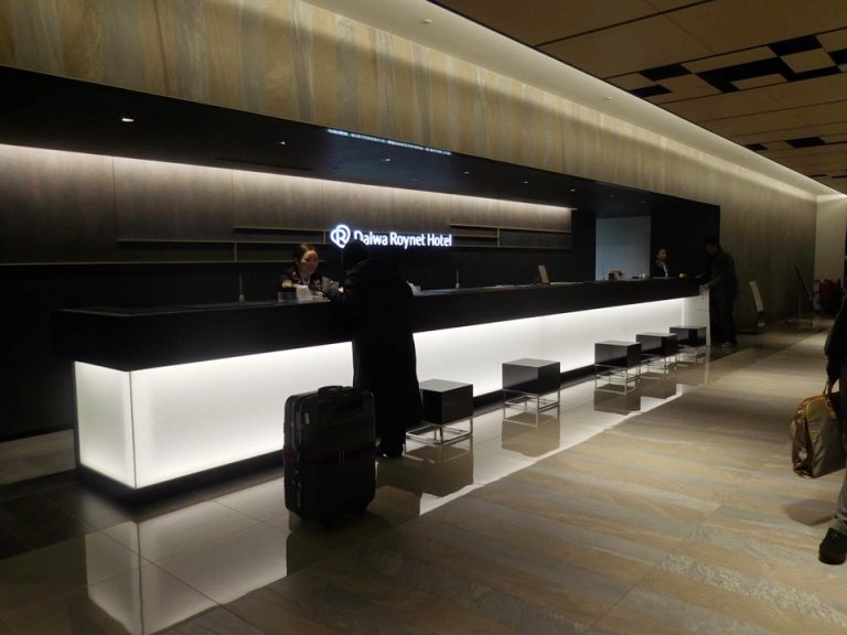 フロントカウンター 足元に荷物置きがありました