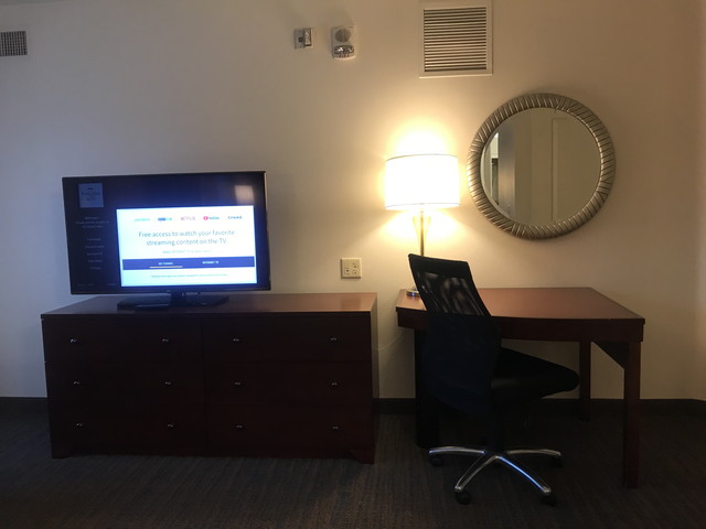 ベッドから見たTVにデスク 左