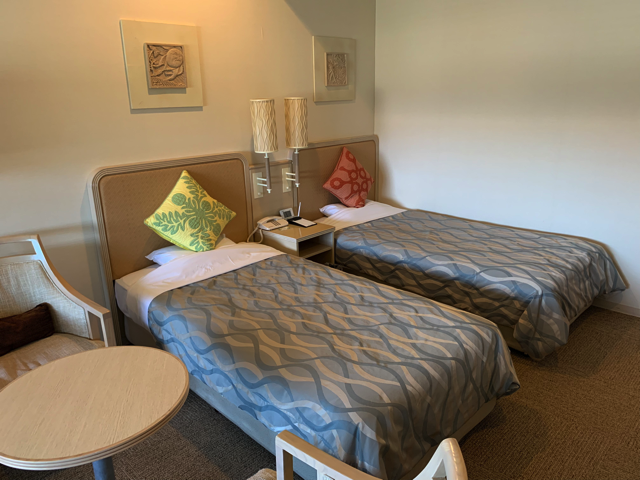 ベッドは少し小さめです。