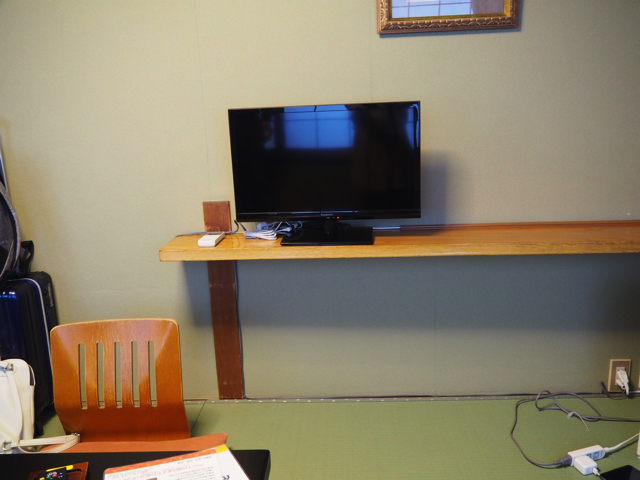 ベッド方向からTV 布団はひかれていませんが布団をひくところから撮影 copy