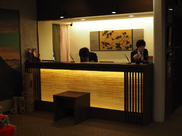 フロント全体とカウンター 雛飾りが置いてあったところから撮影 狭い空間なのでフロント全体とカウンターを一緒にさせていただきます copy