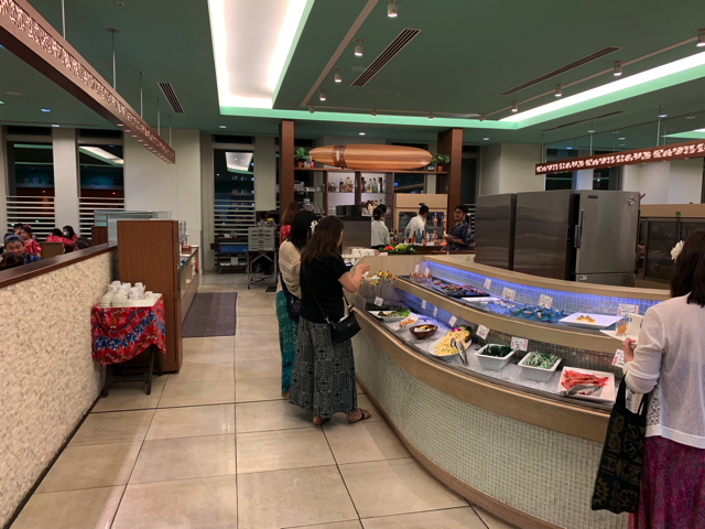 冷たいものは氷が器の下に置かれていて、新鮮さを保っていました。