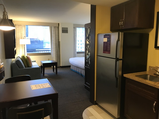 客室入り口から窓方向