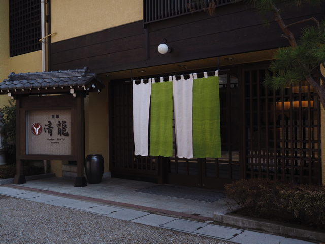 エントランス外観 のれんがあって分かりやすかったです copy