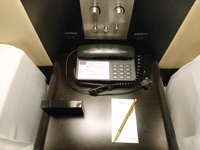 ベッドサイドデスク