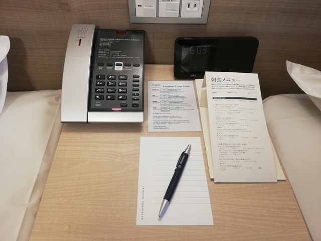 ベッドサイドデスク