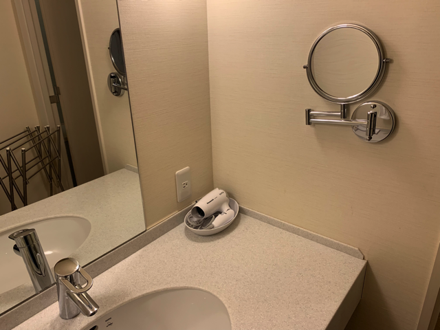 洗面台にあるドライヤーです。