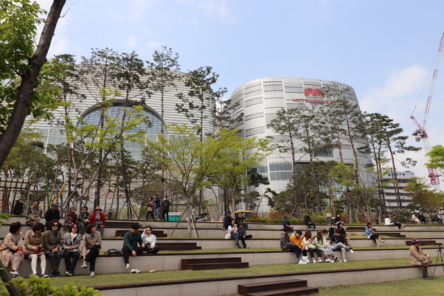 街の様子_近隣が観光エリア、ショッピングエリアになっていて観光客で賑わっています。徒歩圏内に公園があり、皆くつろいているようでした。