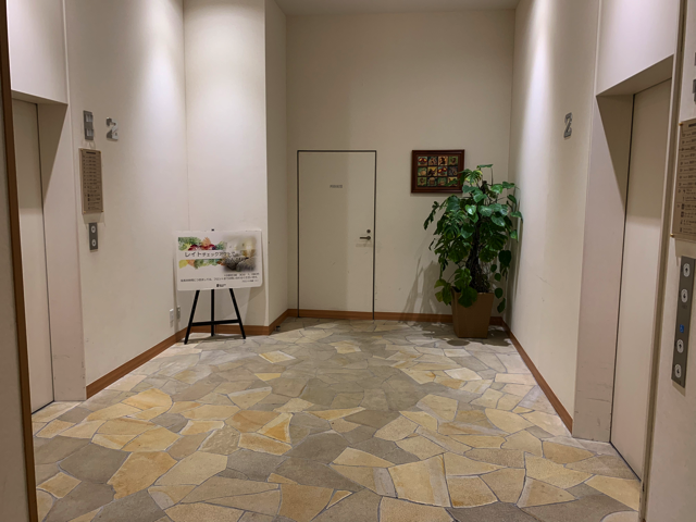 エレベーターホールフロント階です。エレベーターはホールを挟んで2機あります。