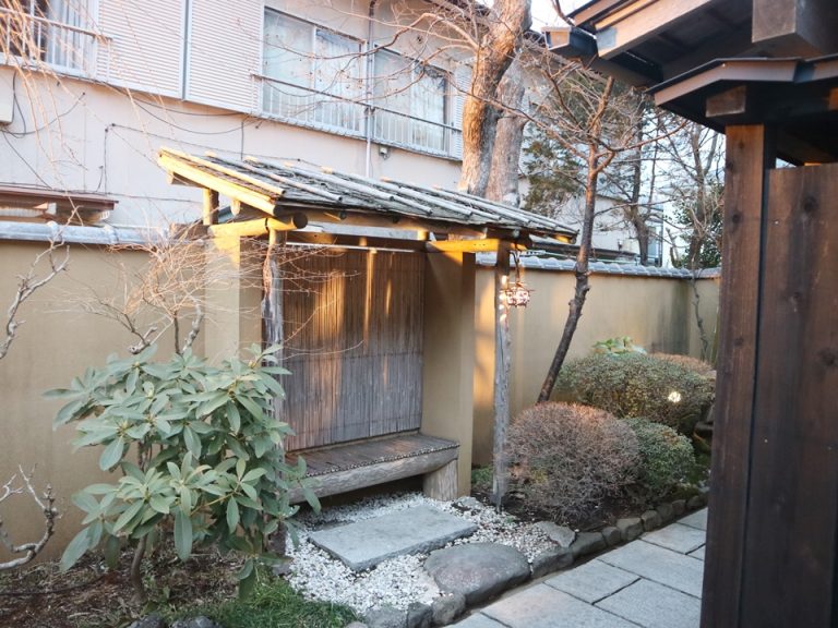 建物入り口までの廊下