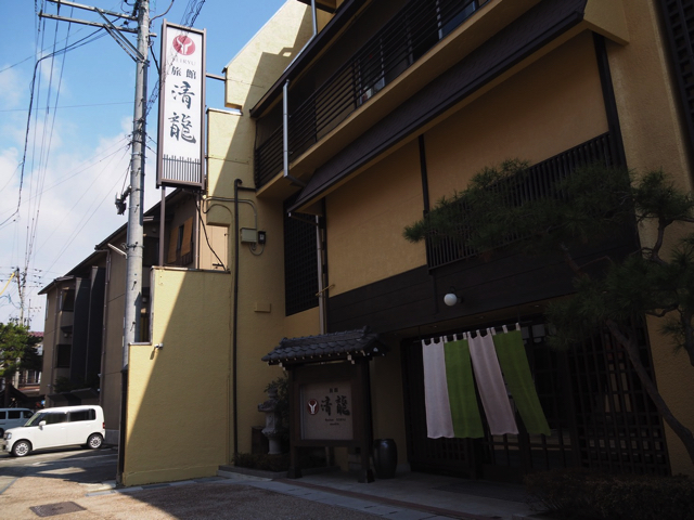 建物全体 外から見ると小ぢんまりしていますが、奥に長いホテルです copy