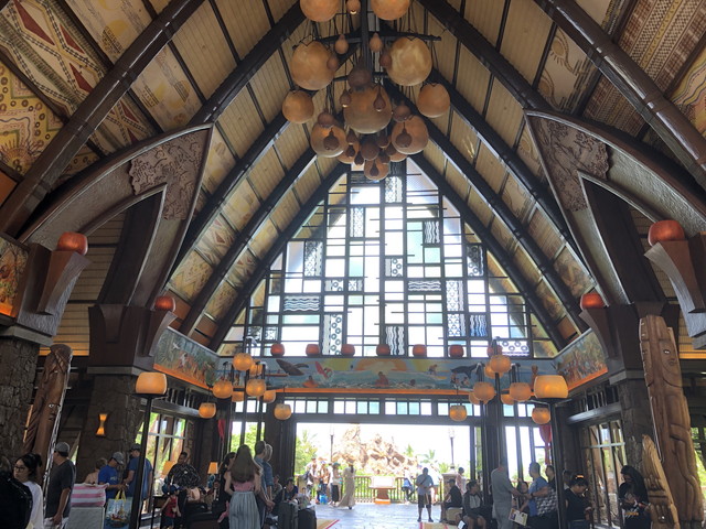 エントランス 天井が高く幻想的です