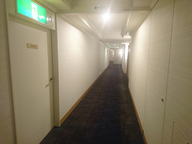 部屋の前の廊下はシンプル