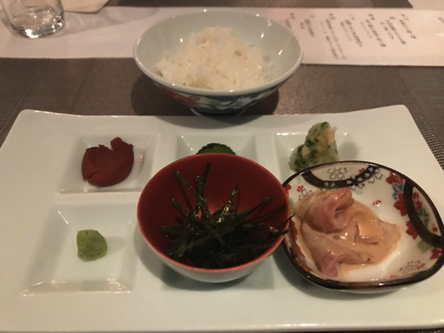 〆は桜鯛のお茶漬け ゴマだれ漬けの鯛は美味 お出汁、漬物の味付けはそれぞれ優しめ