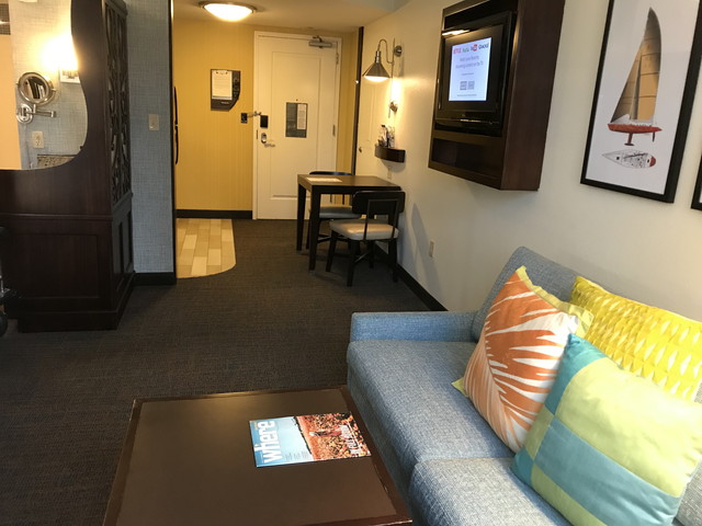 客室奥から入り口方向