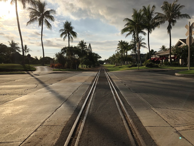 歩いて5分でショッピング施設 途中の線路