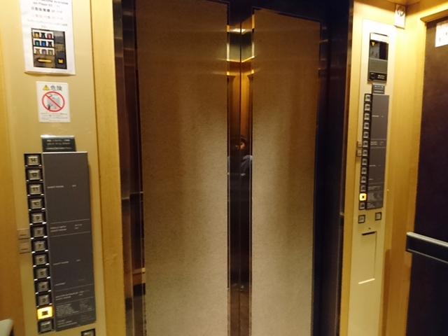 エレベーター内観ドア方向