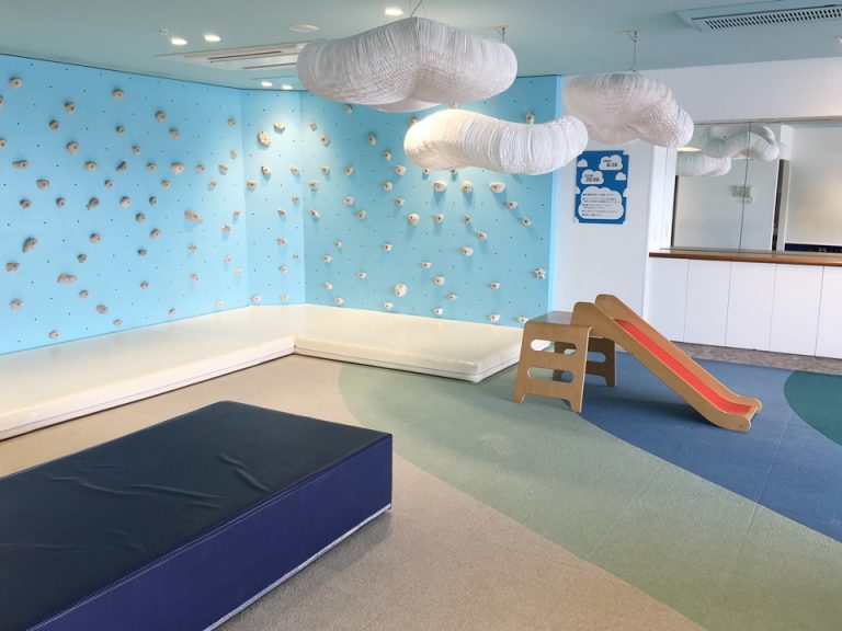 キッズルーム内滑り台、クライミング