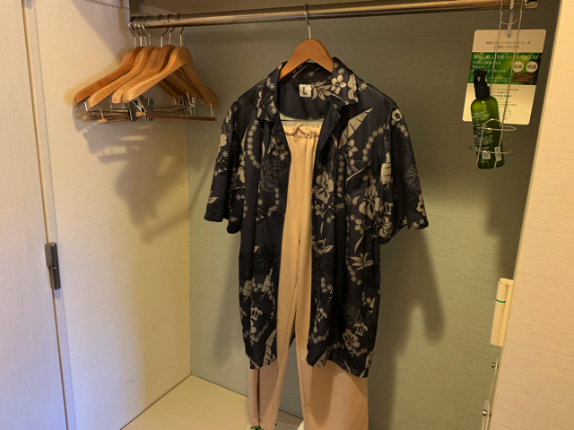 男性はアロハですね。アロハもムームーも少し厚手にできています。