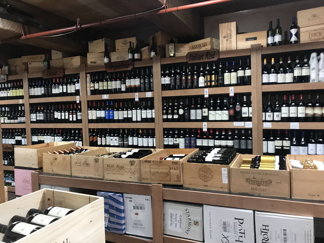 ホテル裏ワイン専門店