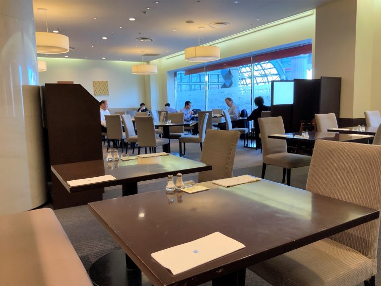 朝食会場のレストラン フィガロ 客席全体