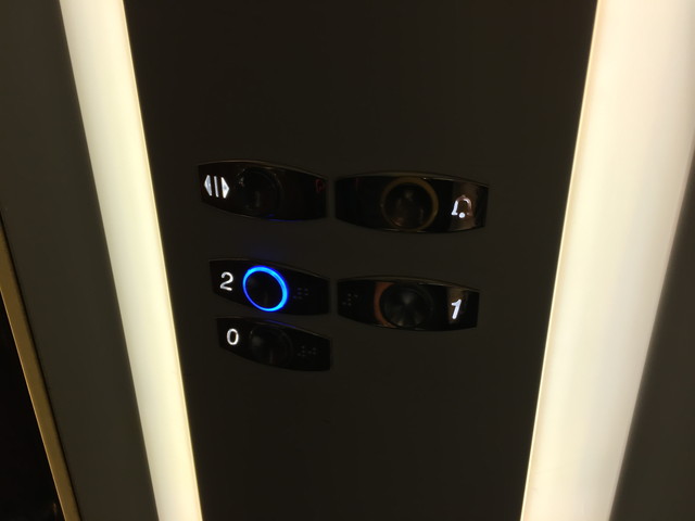 エレベーター内のボタン