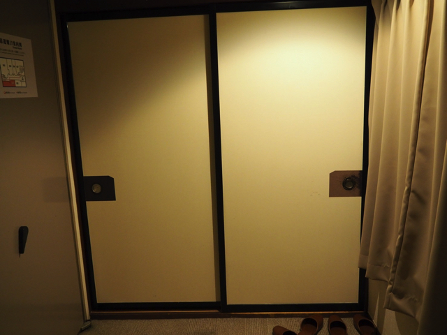 入口入ってすぐの戸 向こうは寝る部屋 copy