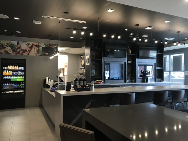 1階バー兼朝食会場