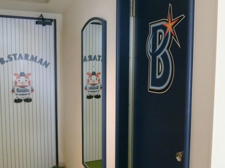 室内から入り口ドアとトイレドア